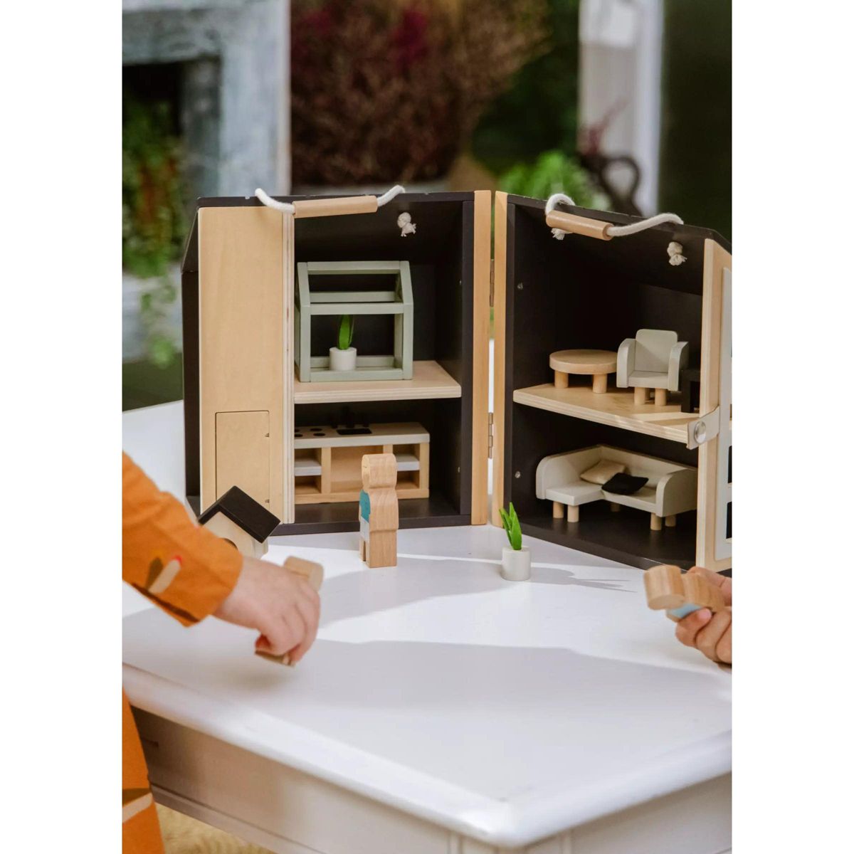 Wooden Dollhouse to Go